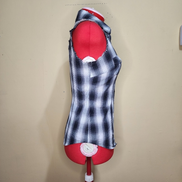 Guess Sleeveless Plaid Shirt - Picture 5 of 9